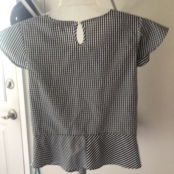 🪷 5/$10 🪷 Kontro J.- Beautiful detailed blouse - Picture 3 of 4